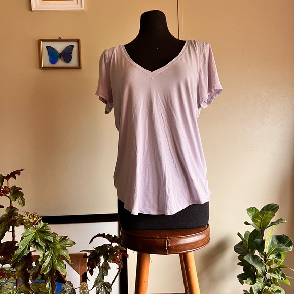 Lululemon pale, purple size medium, excellent condition, T-shirt, V-neck - Picture 5 of 6